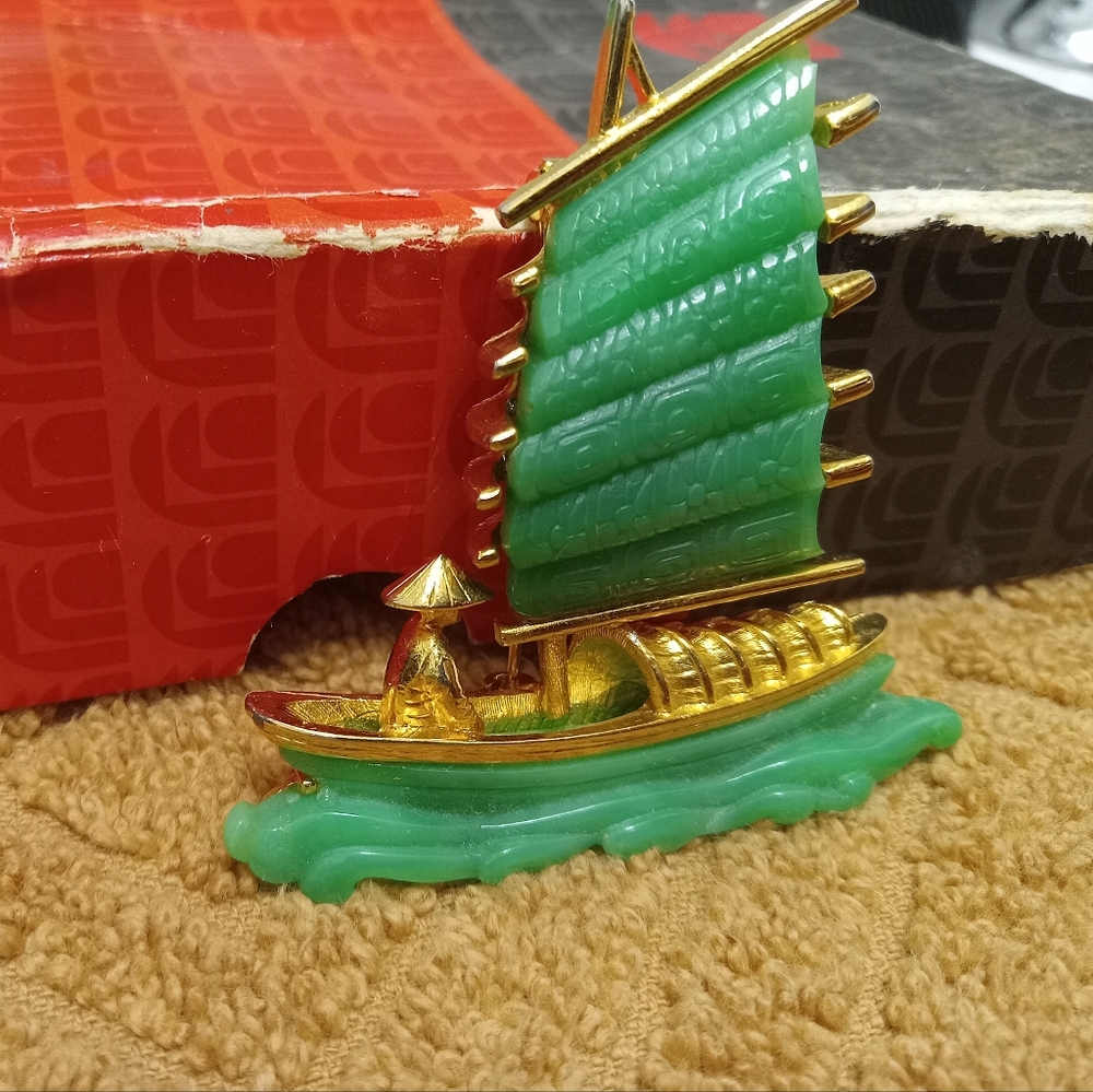 VINTAGE HATTIE CARNEGIE GOLD TONE CHINESE JUNK BOAT BROOCH PIN